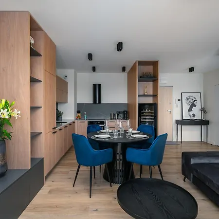 Nice View Apartment, Free Underground Parking, City Square 6 Min Apartment Wroclaw