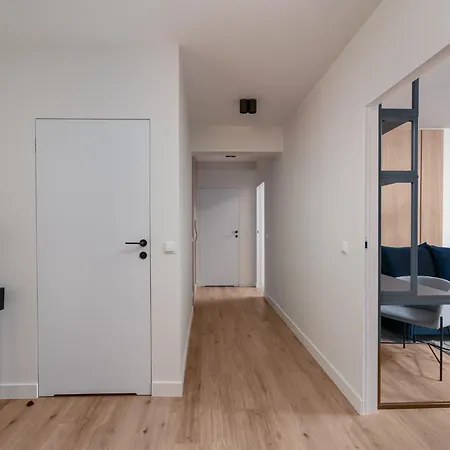 Nice View Apartment, Free Underground Parking, City Square 6 Min Apartment